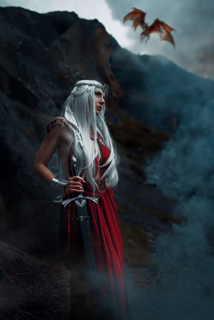 Rhaenyra Cosplay - Rhaenyra Shooting - Targaryen Fotoshooting - Fantasy Fotoshooting- Schwert Daemon - Caraxes - Fantasy Fotografie