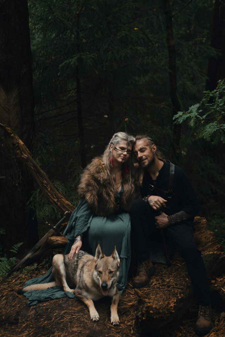 Wikinger-Pärchenshooting-mit-Wolfshund---Pärchenshooting-im-Wikinger-Style-mit-Wolf Fantasy Shooting Fantasy Fotografie