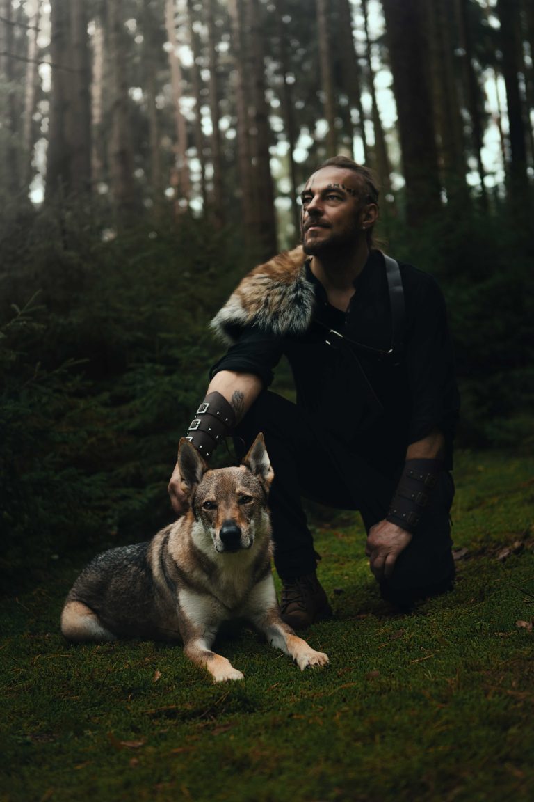Wikinger-Shooting-mit-Wolfshund---Wikinger-Fotoshooting-mit-Wolf Fantasy Shooting Fantasy Fotografie